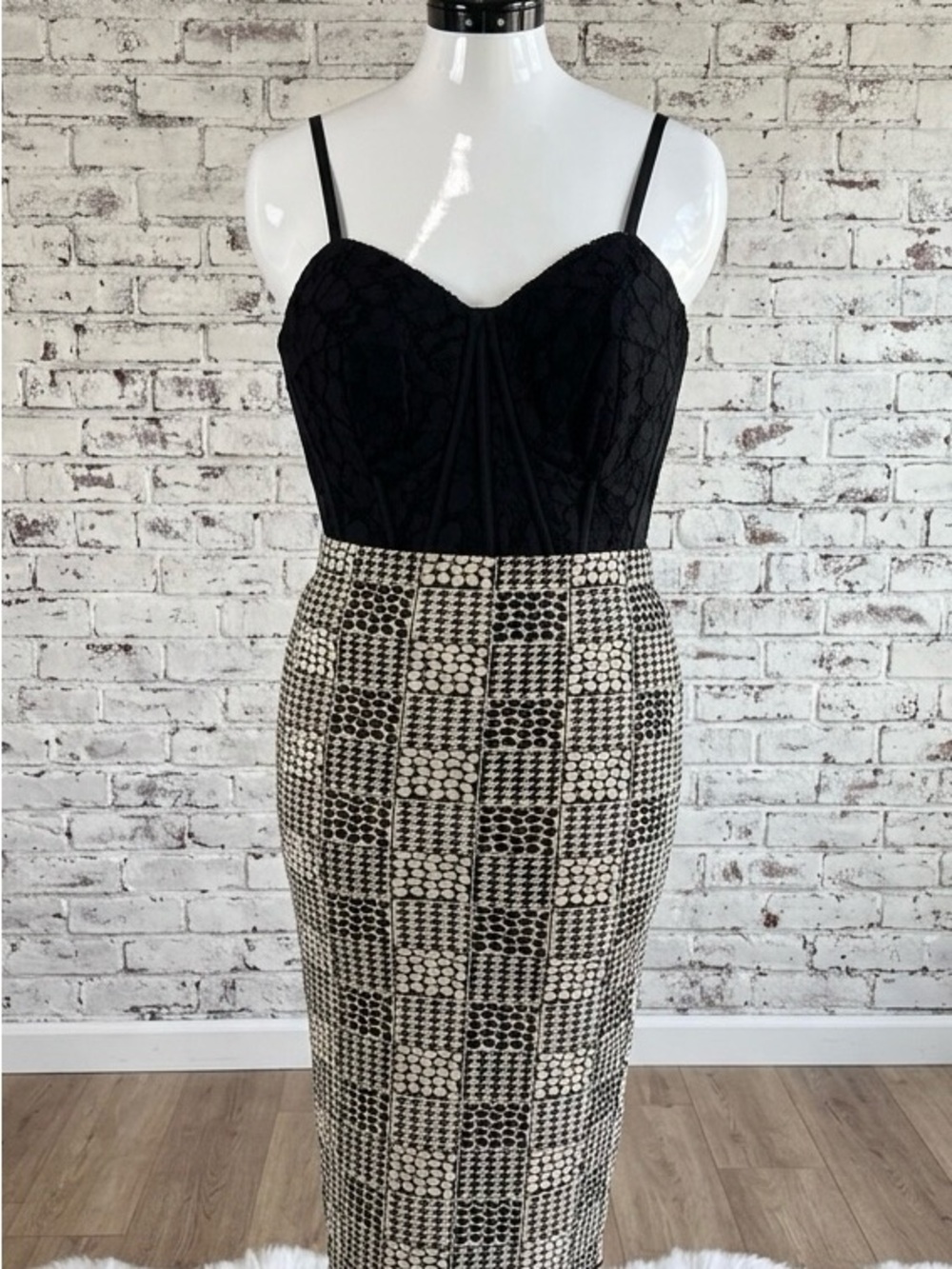 High-Waist Houndstooth Midi Skirt in Beige and Black - Picture 2 of 4